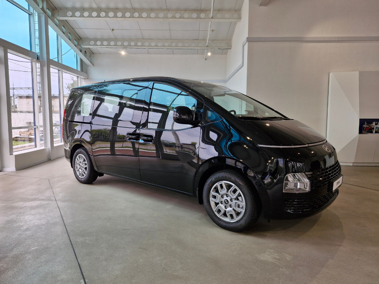 Hyundai Staria Business Plus